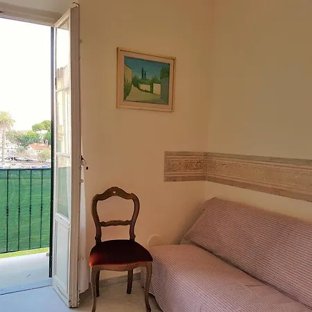 Historical By Seaside Apartment *